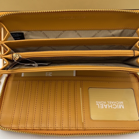 MICHAEL KORS LARGE TRAVEL CONTINENTAL WRISTLET WALLET MARIGOLD COLOR
NWT - Picture 13 of 16